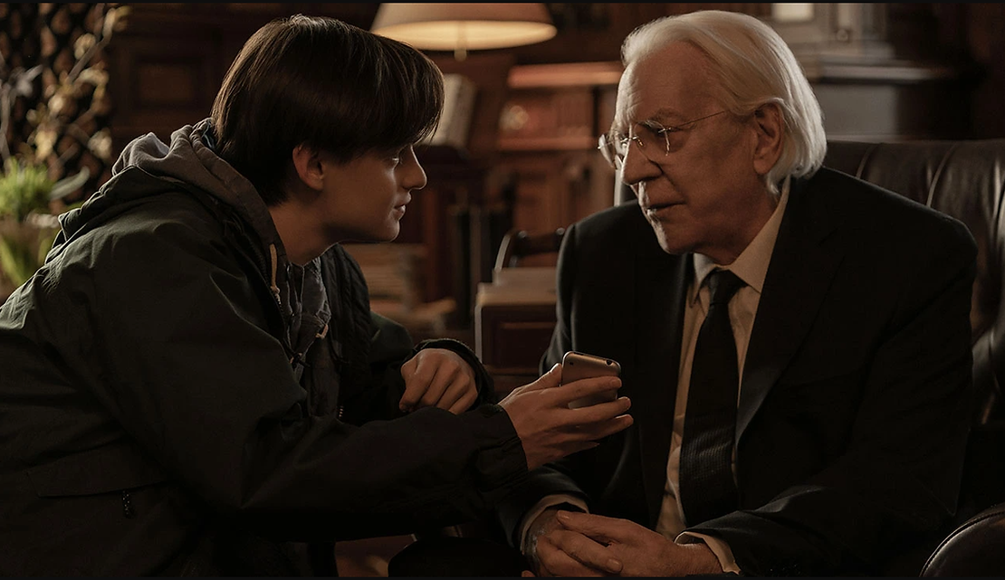 Jaeden Martell (Craig) e Donald Sutherland (Sr. Harrigan) na adaptação 