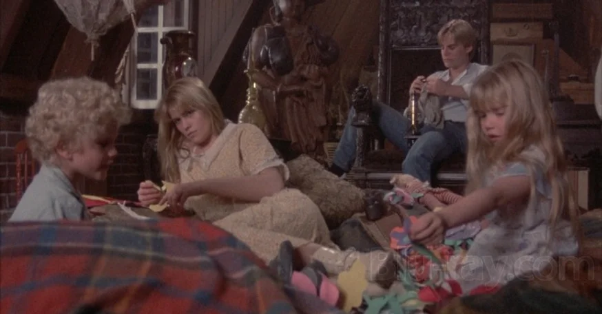 Da esquerda para a direita: Cory (Ben Ganger), Cathy (Kristy Swanson), Chris Jeb Stuart Adams) e Carrie Lindsay Parker)